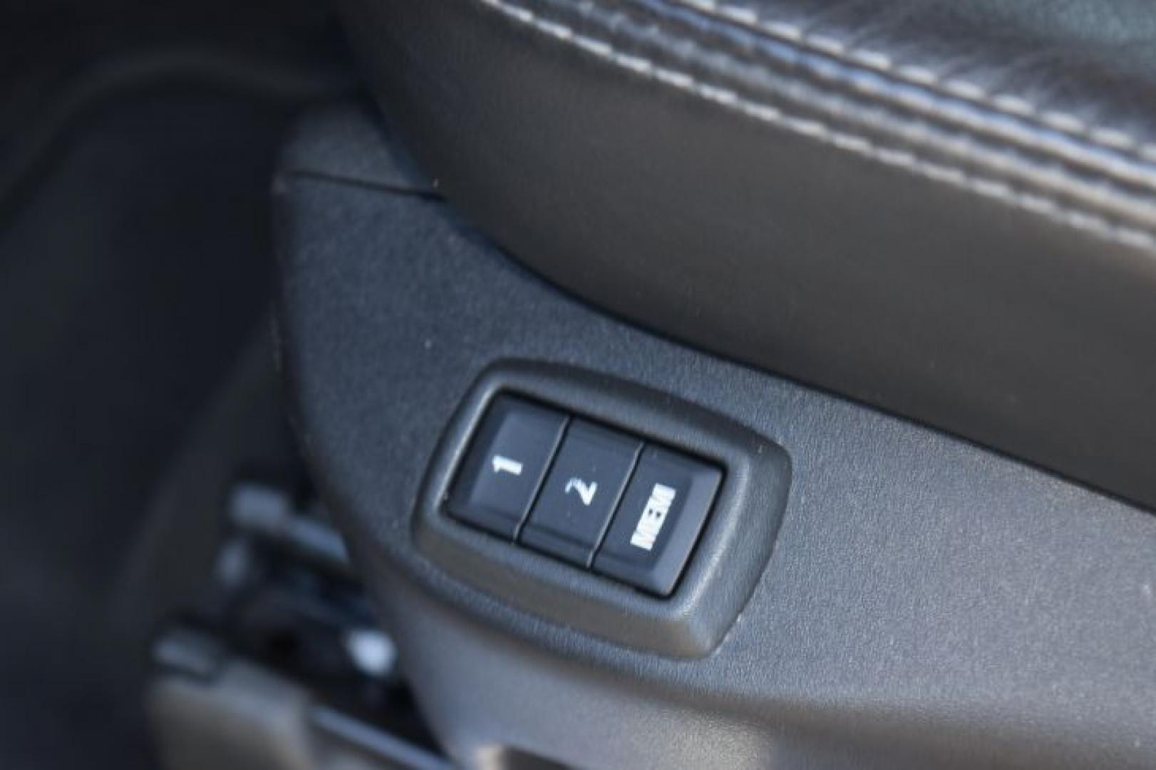 2016 Radiant Silver Metallic /Ebony with Ebony accents Cadillac SRX Luxury Collection AWD (3GYFNEE31GS) with an 3.6L V6 DOHC 24V FFV engine, Automatic transmission, located at 11056 N 23rd Dr #101, Phoenix, AZ, 85029, (623) 434-4252, 33.587704, -112.109962 - Photo#26