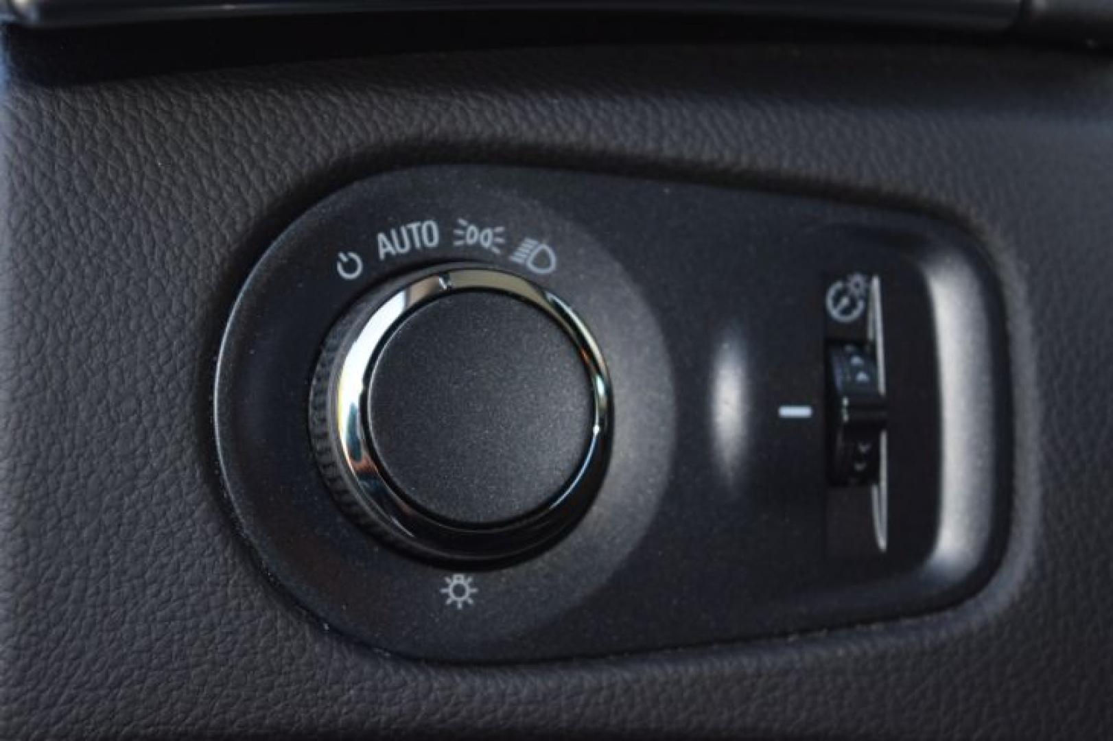 2016 Radiant Silver Metallic /Ebony with Ebony accents Cadillac SRX Luxury Collection AWD (3GYFNEE31GS) with an 3.6L V6 DOHC 24V FFV engine, Automatic transmission, located at 11056 N 23rd Dr #101, Phoenix, AZ, 85029, (623) 434-4252, 33.587704, -112.109962 - Photo#27