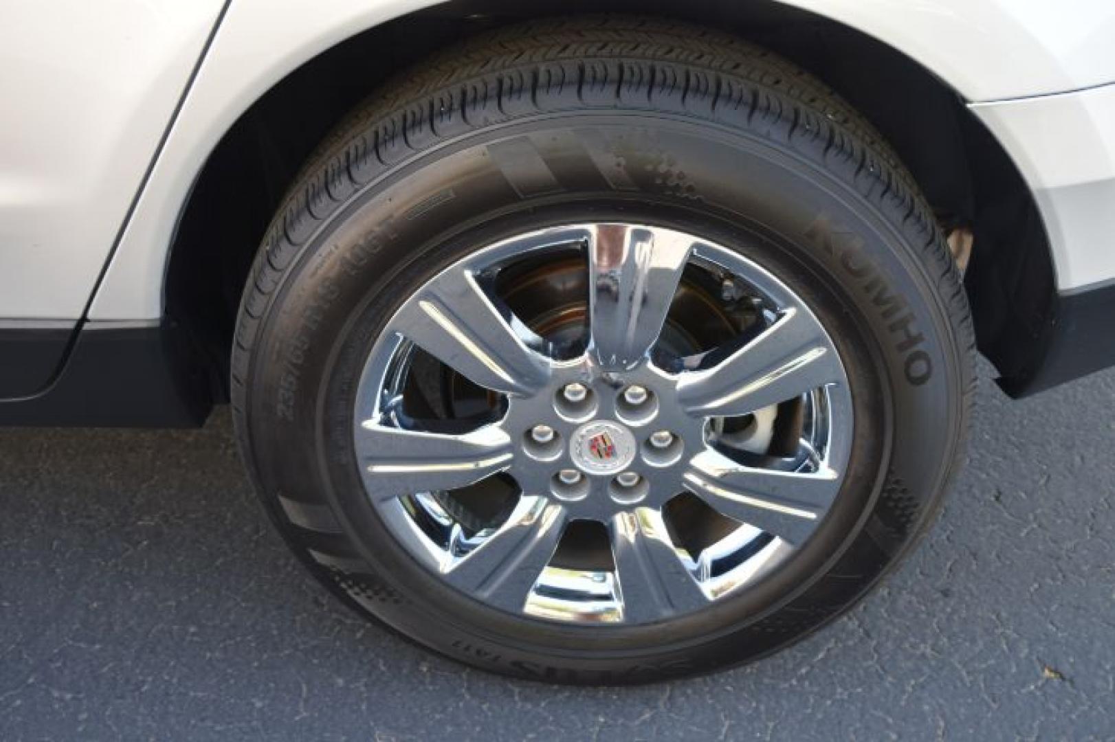 2016 Radiant Silver Metallic /Ebony with Ebony accents Cadillac SRX Luxury Collection AWD (3GYFNEE31GS) with an 3.6L V6 DOHC 24V FFV engine, Automatic transmission, located at 11056 N 23rd Dr #101, Phoenix, AZ, 85029, (623) 434-4252, 33.587704, -112.109962 - Photo#38