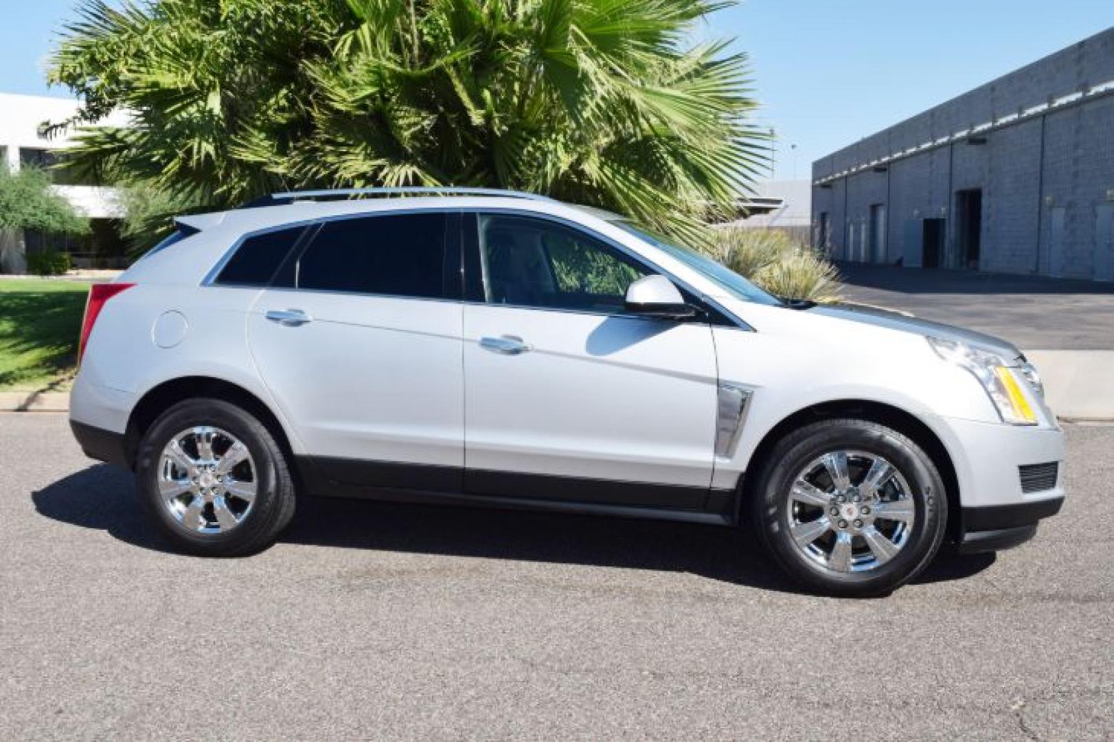 2016 Radiant Silver Metallic /Ebony with Ebony accents Cadillac SRX Luxury Collection AWD (3GYFNEE31GS) with an 3.6L V6 DOHC 24V FFV engine, Automatic transmission, located at 11056 N 23rd Dr #101, Phoenix, AZ, 85029, (623) 434-4252, 33.587704, -112.109962 - Photo#3