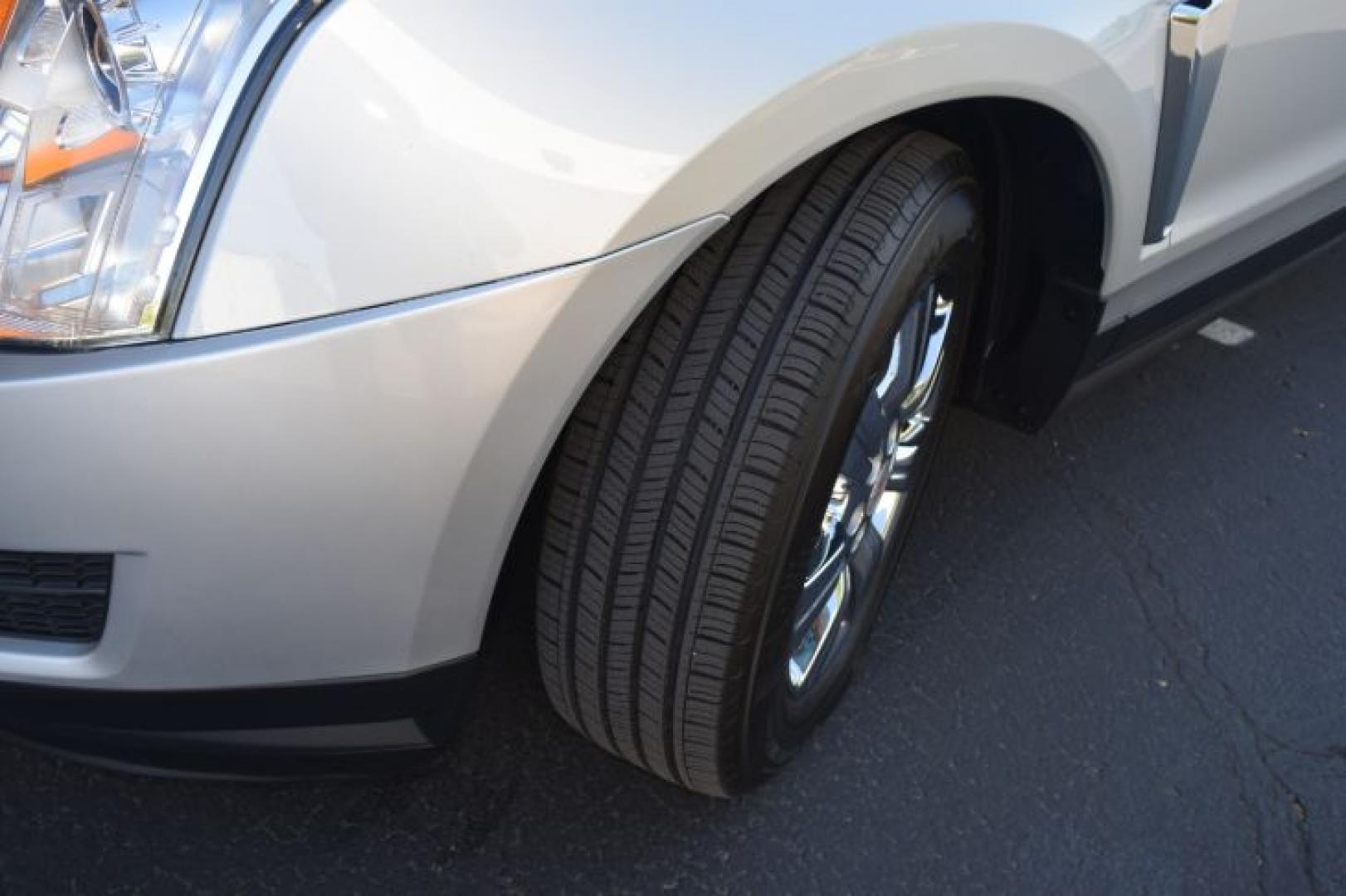 2016 Radiant Silver Metallic /Ebony with Ebony accents Cadillac SRX Luxury Collection AWD (3GYFNEE31GS) with an 3.6L V6 DOHC 24V FFV engine, Automatic transmission, located at 11056 N 23rd Dr #101, Phoenix, AZ, 85029, (623) 434-4252, 33.587704, -112.109962 - Photo#39