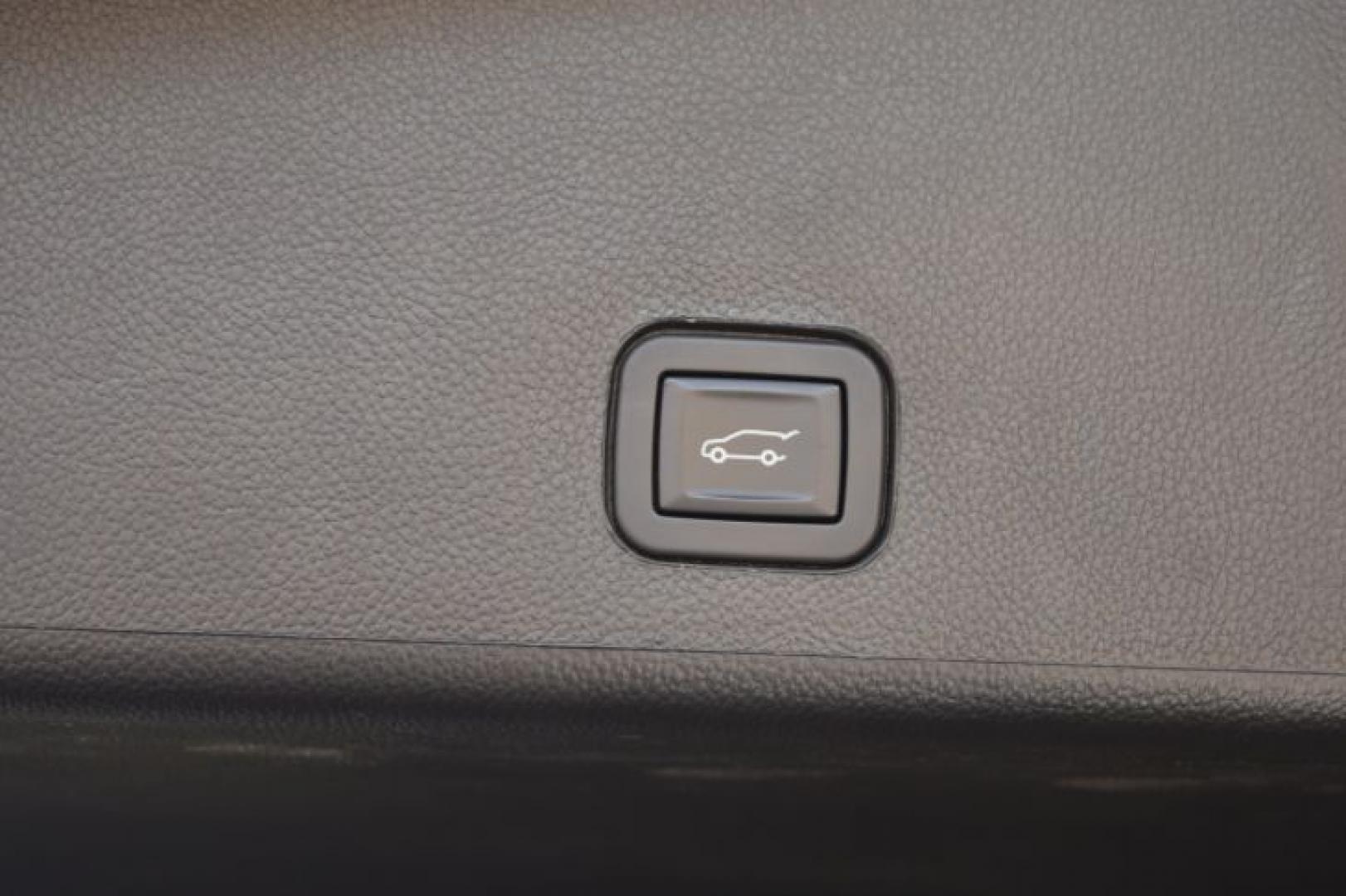 2016 Radiant Silver Metallic /Ebony with Ebony accents Cadillac SRX Luxury Collection AWD (3GYFNEE31GS) with an 3.6L V6 DOHC 24V FFV engine, Automatic transmission, located at 11056 N 23rd Dr #101, Phoenix, AZ, 85029, (623) 434-4252, 33.587704, -112.109962 - Photo#43